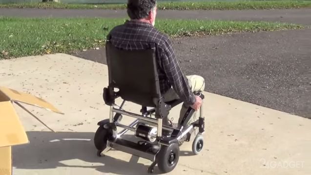 Компактное и легкое электро-кресло для людей с ограниченными возможностями (видео)