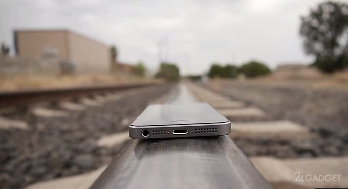 iPhone 5S против поезда (видео)