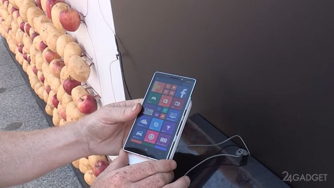 Nokia Lumia 930 заряжается от яблок и картошки (видео)