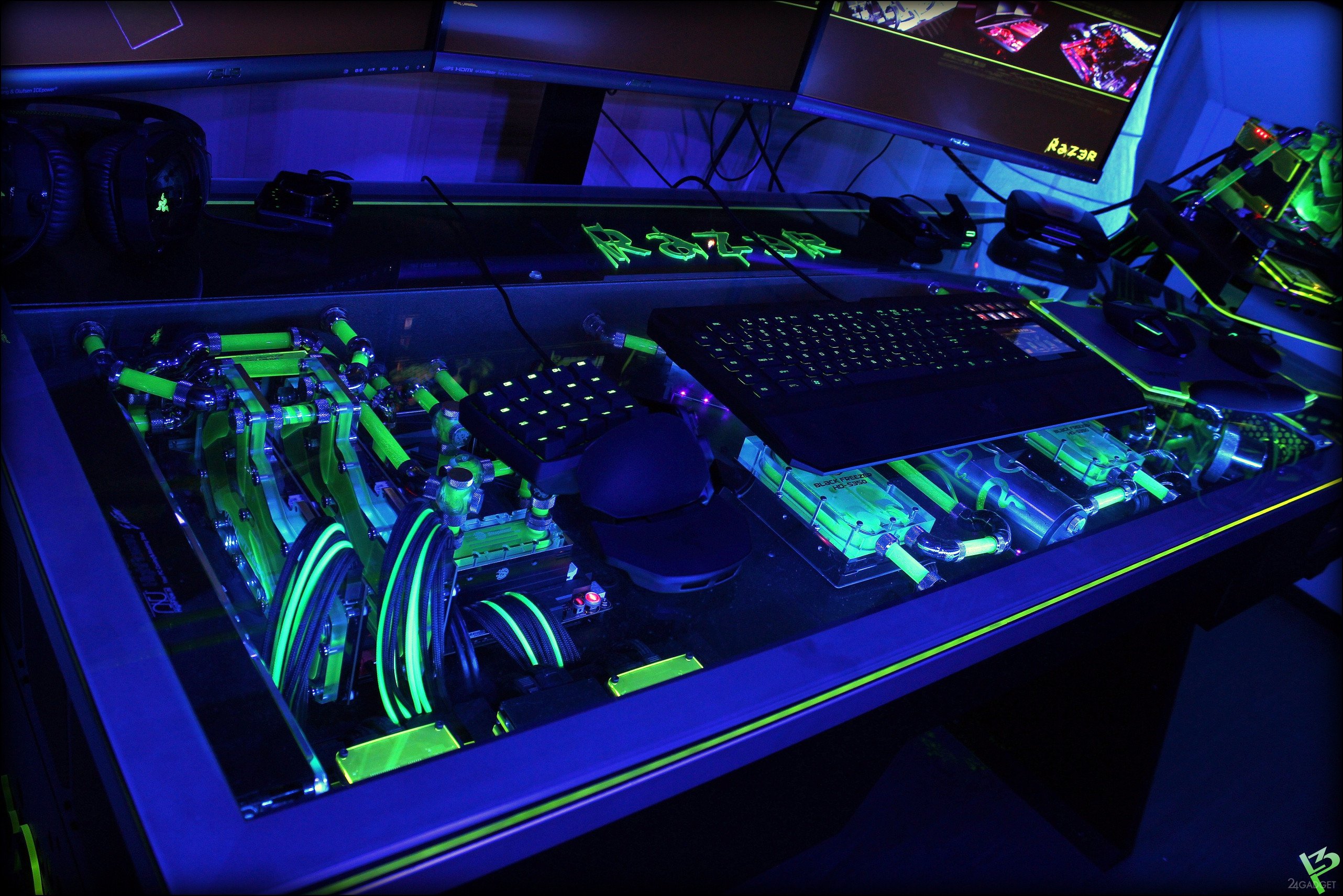 My gaming pc. Девайсы рейзер. Игровой стол Razer. Процессор рейзер. Мощный игровой компьютер.