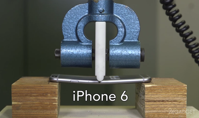 Согнуть iPhone 6 не проще, чем другие смартфоны (видео)