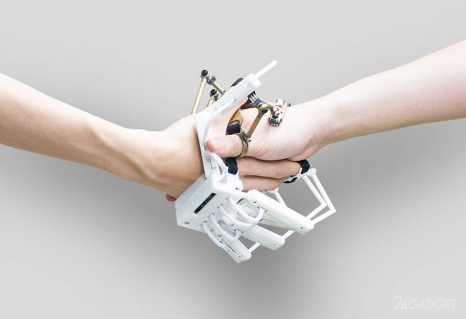 Перчатка, позволяющая управлять роботами и виртуальными объектами (2 фото + видео)