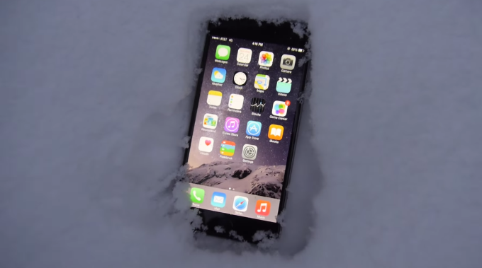 iPhone 6 продолжил работать, пролежав ночь в снегу (видео)