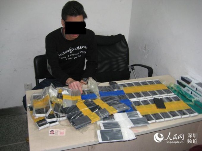 В Китае задержан контрабандист в "броне" из айфонов (2 фото)