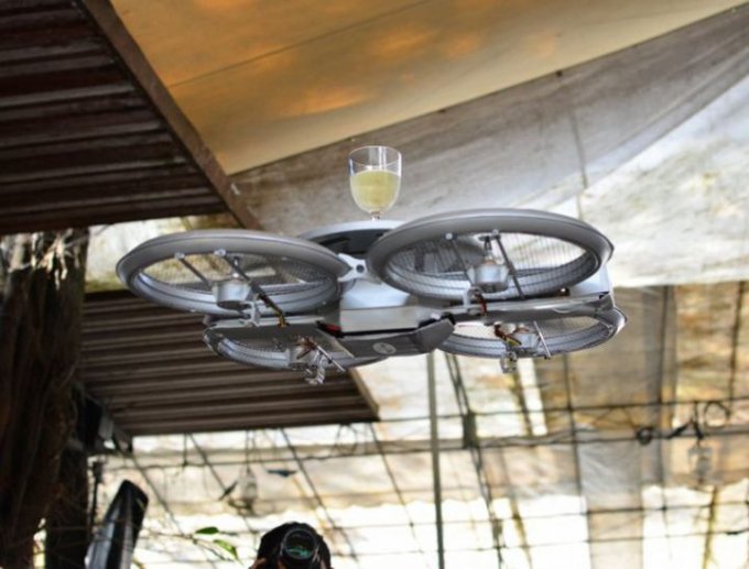 В Сингапуре официантов заменяют дронами (1 видео)
