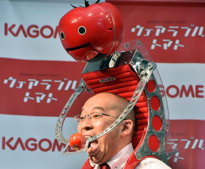 Робот, кормящий человека помидорами (2 фото  + видео)