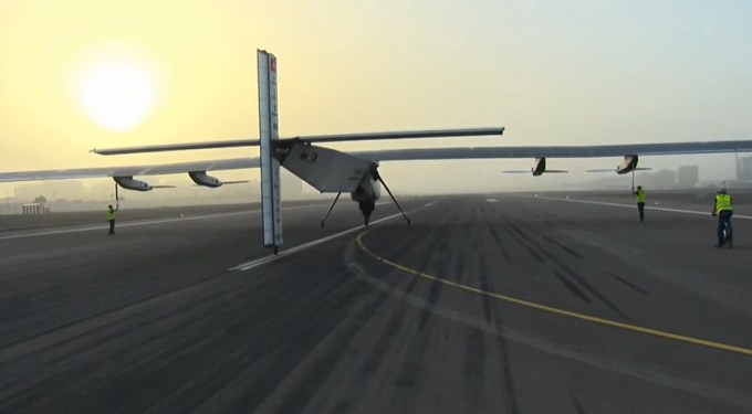 Самолет Solar Impulse 2 на солнечных батареях отправился в кругосветку (видео)