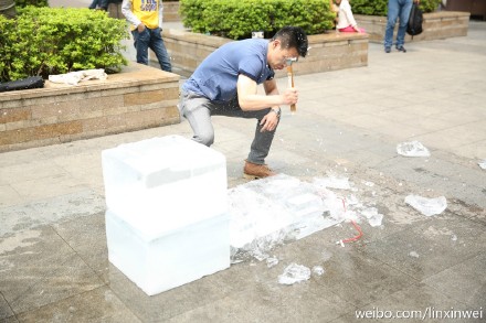 Китаец добыл OnePlus One из глыбы льда (8 фото)