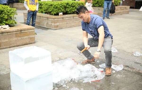 Китаец добыл OnePlus One из глыбы льда (8 фото)
