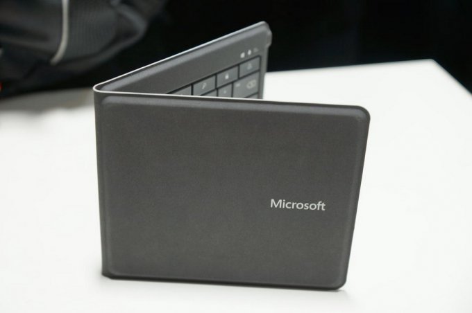 Microsoft представила универсальную складную клавиатуру для мобильных устройств (6 фото + видео)
