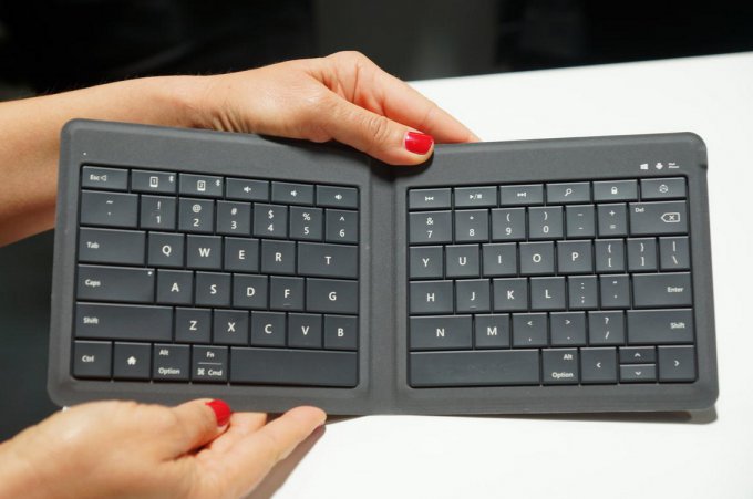 Microsoft представила универсальную складную клавиатуру для мобильных устройств (6 фото + видео)