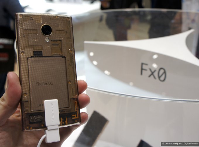 Компания LG привезла на выставку прозрачный смартфон Fx0 (11 фото + видео)