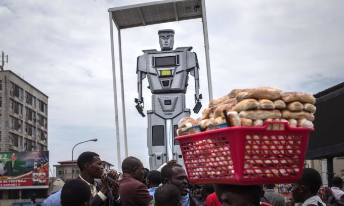 Дорожное движение в Конго регулируется роботами (видео)