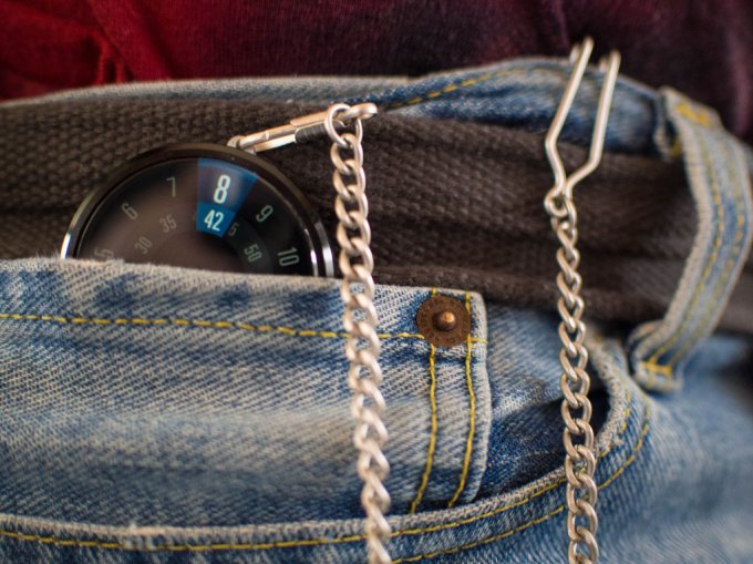 Moto 360 модифицировали в карманные смарт-часы (3 фото)