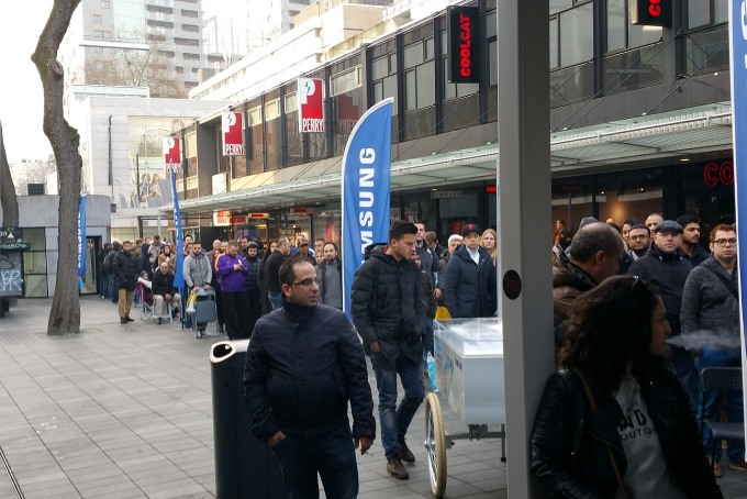 В первый день продаж выстроились очереди за флагманами Samsung (7 фото)