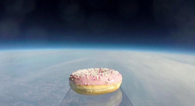 Зачем шведы запустили пончик в космос? (видео)