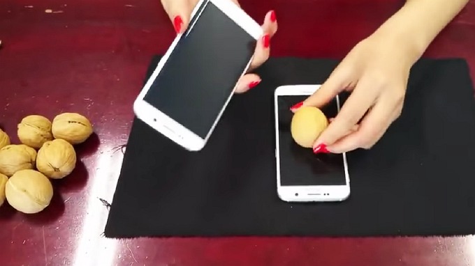 Galaxy S6 и Galaxy S6 Edge против грецкого ореха (2 видео)