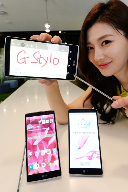 LG анонсировала 5,7 дюймовый планшетофон с поддержкой microSD до 2 ТБ (3 фото)