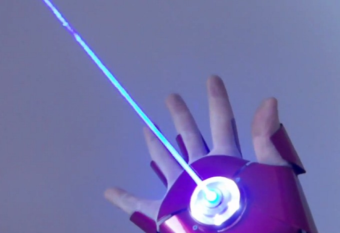Перчатка Железного Человека с действующими лазерами (видео)