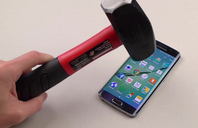 Galaxy S6 Edge испытали на прочность ножом и молотком (видео)
