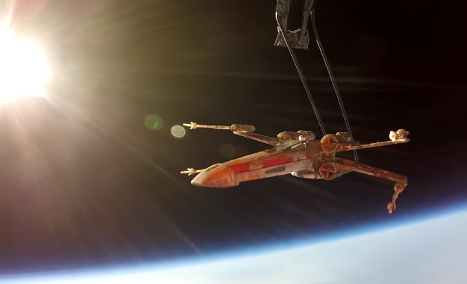 Игрушечный космолёт X-Wing покорил стратосферу (видео)