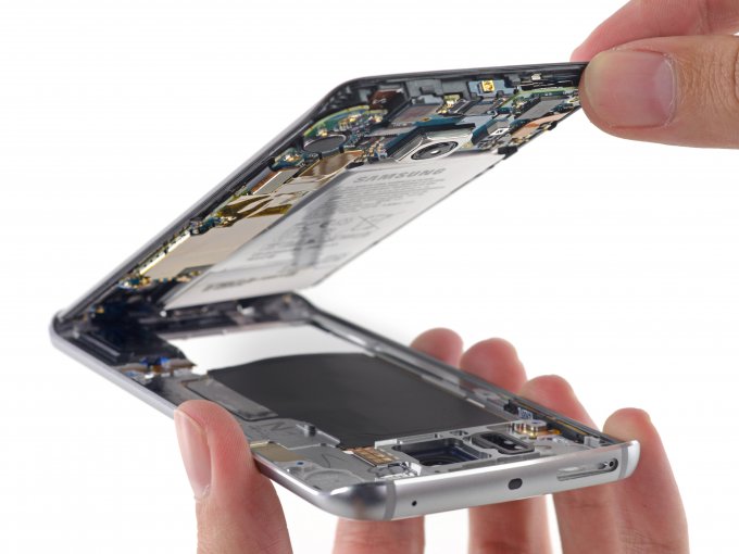 В iFixit разобрали Samsung Galaxy S6 Edge (17 фото)