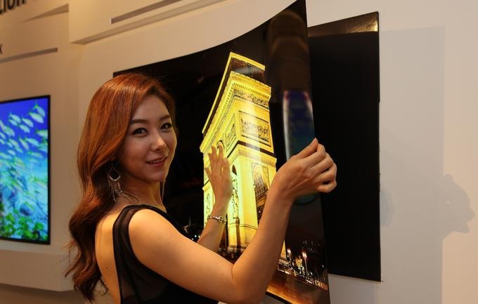 LG продемонстрировала телевизор толщиной 1 мм (2 фото)