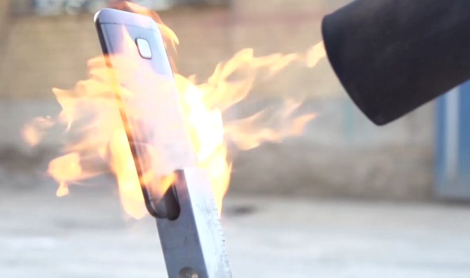 HTC One M9 подвергся испытанию огнём (видео)