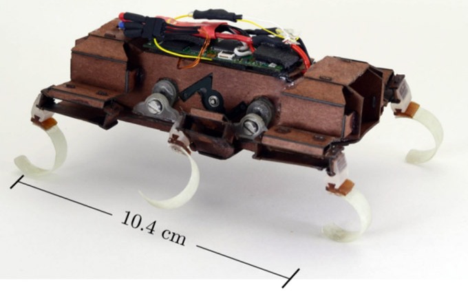 Мини-робот развивающий скорость 17,6 км/ч (видео)