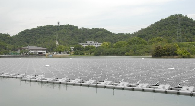 Самая большая в мире плавучая солнечная электростанция (3 фото)