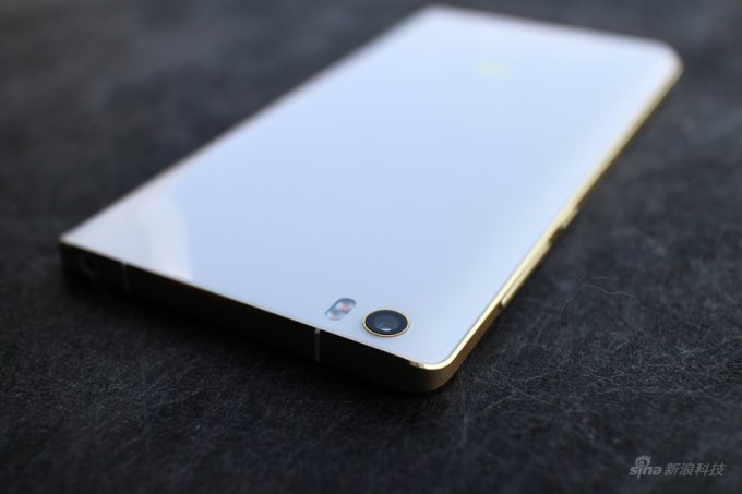 Флагман Xiaomi Mi Note Pro оценён в $480 (8 фото)
