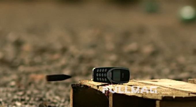 Телефон Nokia 3310 против крупнокалиберной винтовки (видео)