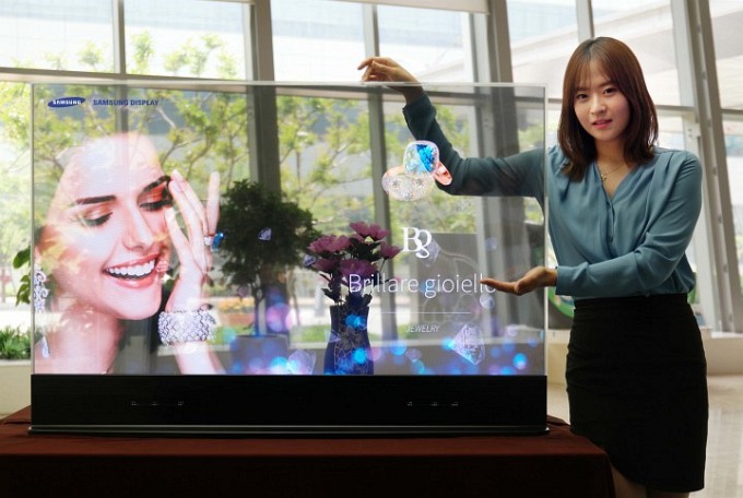 Samsung продемонстрировала зеркальные и прозрачные OLED-дисплеи (2 фото)