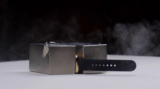 Золотые Apple Watch испытали магнитами (видео)