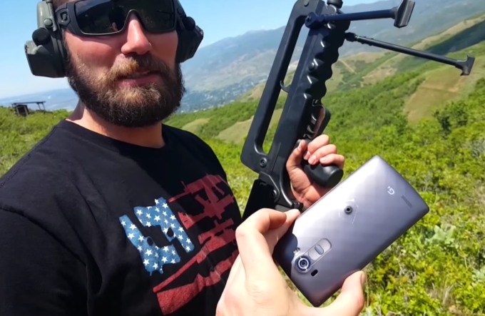 LG G4 против штурмовой винтовки FAMAS (видео)