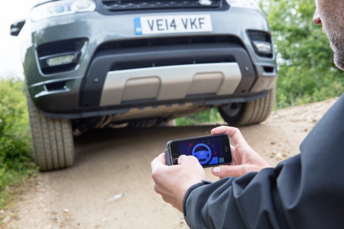 Land Rover разрабатывает управление автомобилем с помощью смартфона (2 фото + видео)