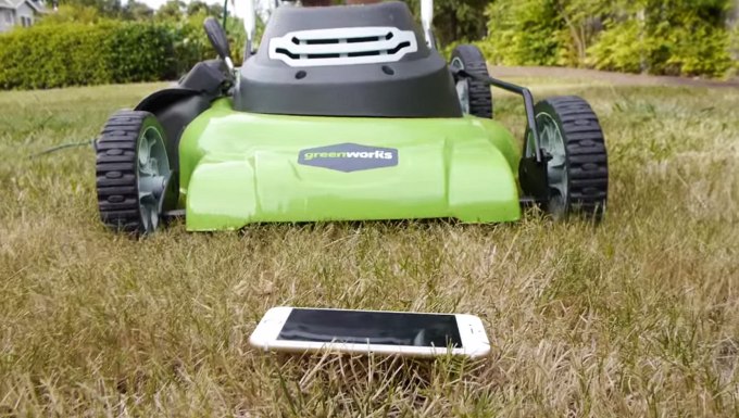 Прочность iPhone 6 испытали газонокосилкой (видео)