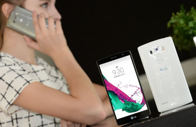 LG представила упрощённую версию LG G4 (5 фото)
