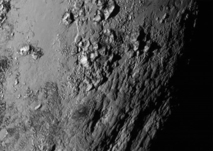 NASA опубликовало новые снимки Плутона и Харона (2 фото)