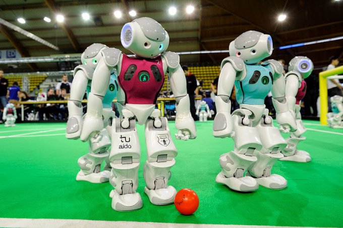 В футбольном турнире роботов RoboCup 2015 победила австралийская команда (видео)