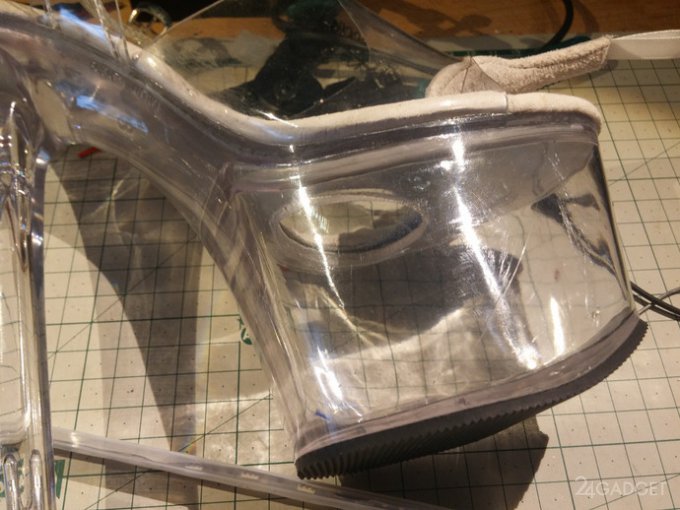 Владелица светящейся мини-юбки модифицировала туфли (22 фото)