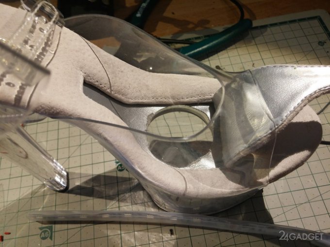 Владелица светящейся мини-юбки модифицировала туфли (22 фото)