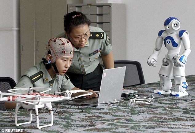 Китайских военных научат управлять роботами силой мысли (2 фото)