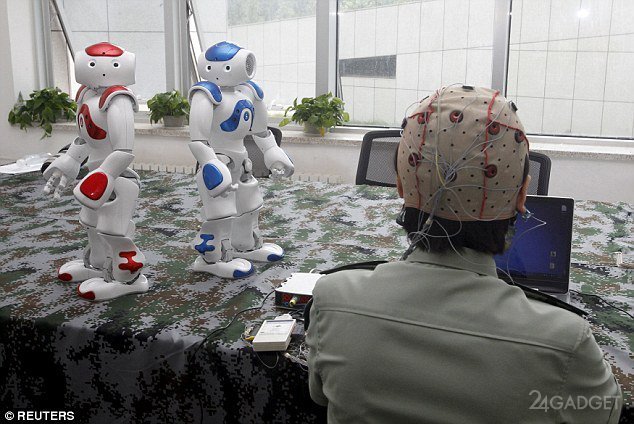 Китайских военных научат управлять роботами силой мысли (2 фото)