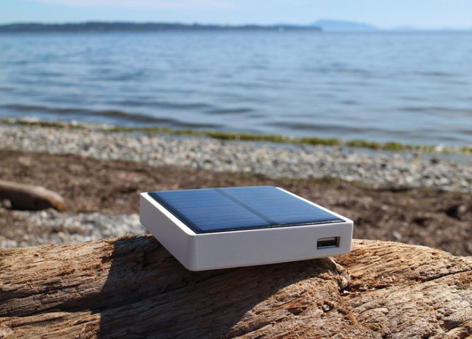 A portable battery is charged from the sun, heat and movement (3 photos + video)