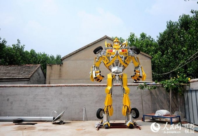 Китайский умелец собрал трансформера из старых автозапчастей (10 фото)