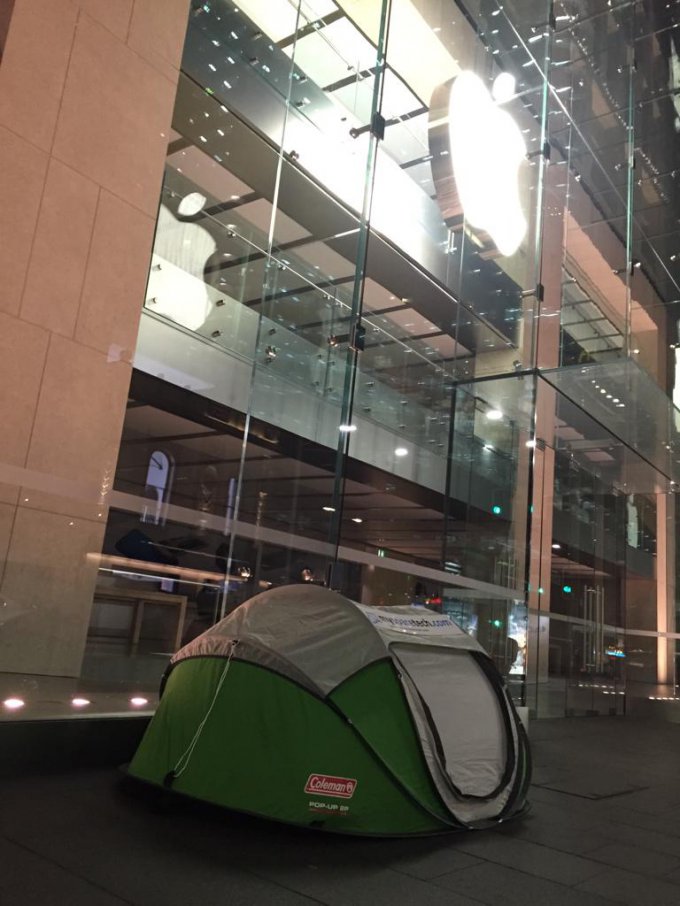 Сиднейский фанат Apple планирует первым купить новый iPhone (2 фото)