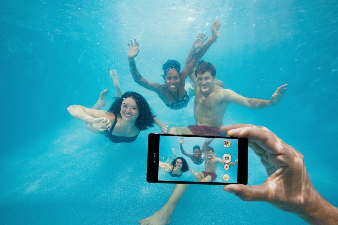 Sony запрещает эксплуатировать защищённые смартфоны под водой (4 фото)