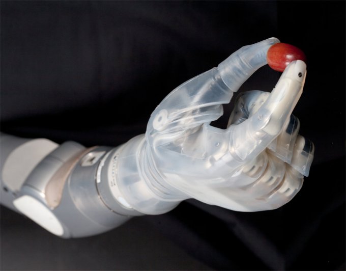 Роботизированная рука вернула пациенту тактильные ощущения (3 фото)