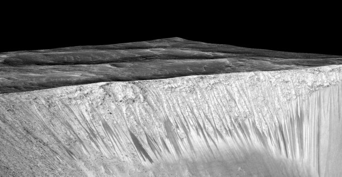 На Марсе найдена вода в жидком состоянии (4 фото + 2 видео)
